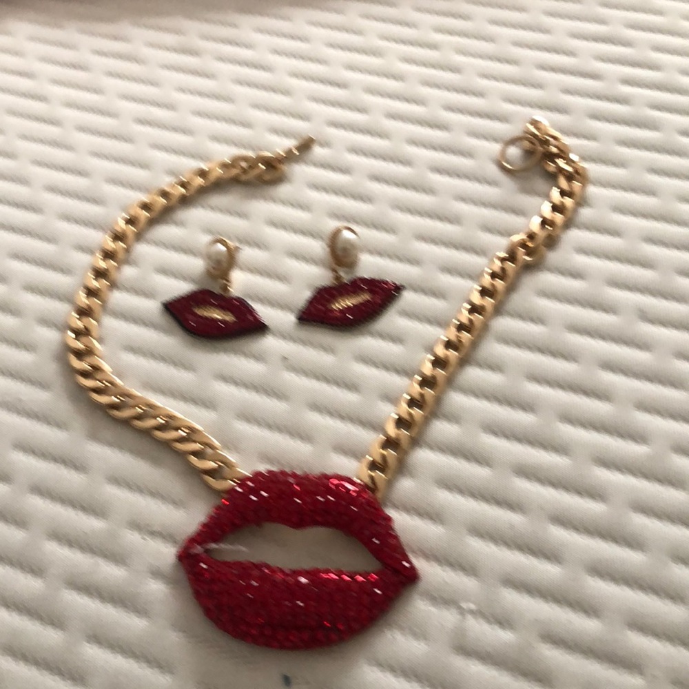 Lip necklace and ear rings